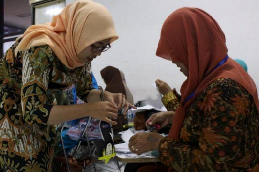 Para peserta praktek berlatih menyusun peraga karakter wayang yang dibagikan LK UMM. SETIAP dua bulan